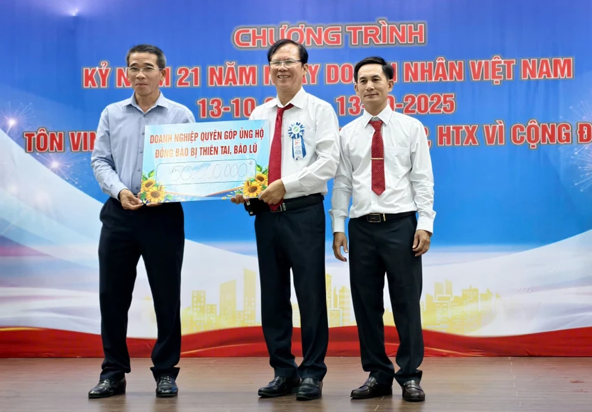 Tại chương trình, UBND xã Đông Thạnh cũng tổ chức quyên góp ủng hộ đồng bào bị thiên tai, bão lũ. Ảnh: TT.