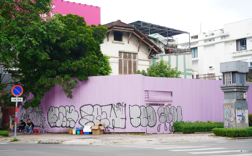 Hàng rào bên ngoài biệt thự số 13 đường Lê Quý Đôn với các hình vẽ graffiti. Ảnh: Thuận Văn.