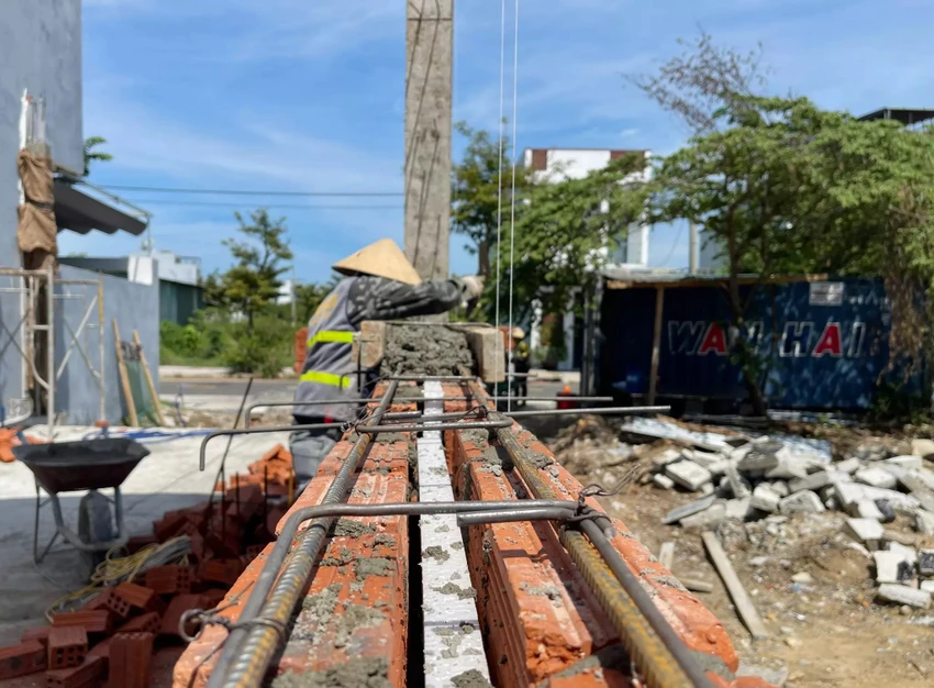 Quy trình thi công tường hai lớp đòi hỏi đội ngũ thợ có tay nghề cao và đúng kỹ thuật. 