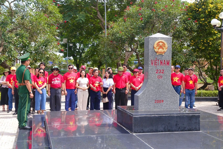 Du khách tham quan và nghe các chiến sĩ biên phòng giới thiệu về các cột mốc 232 thiêng liêng tại Đồng Tháp. Ảnh: TT.