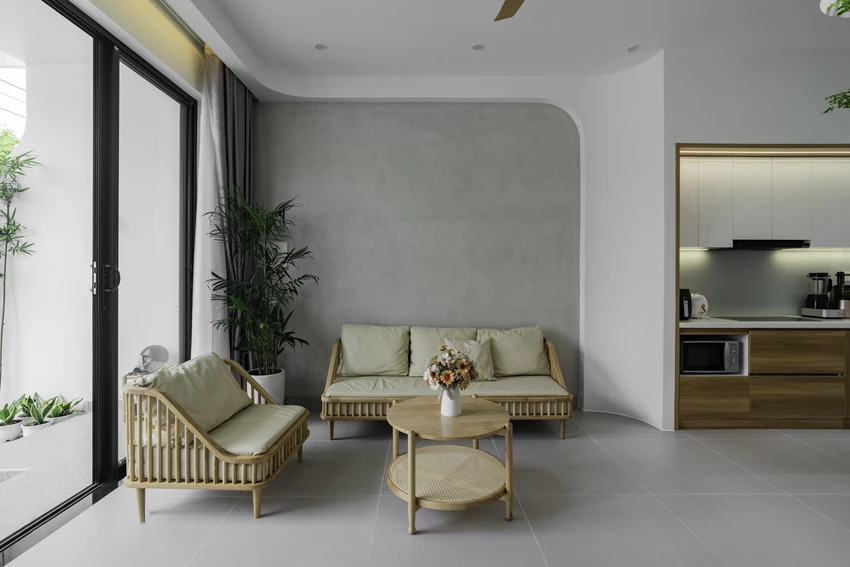 Phòng khách, bếp và khu vực bàn ăn được bố trí liên thông, tạo nên một không gian mở rộng rãi và thuận tiện cho sinh hoạt gia đình. ngoi-nha-2.jpg