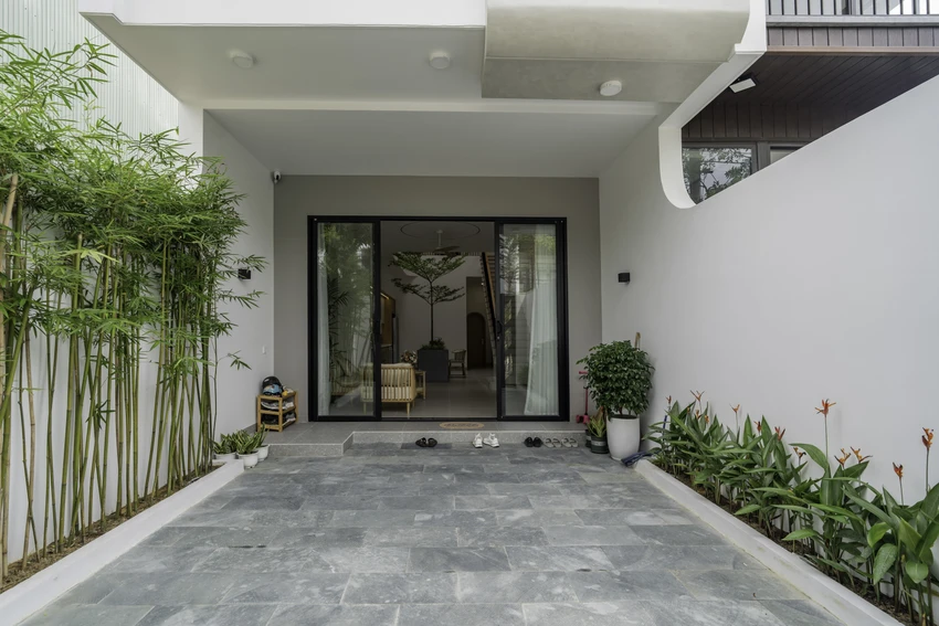 Lối vào nhà là một khoảng sân rộng rãi với cây xanh được trồng hai bên. ngoi-nha-22.jpg