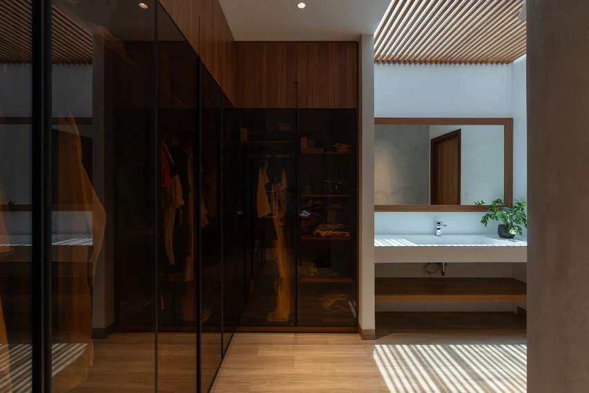Cách tổ chức không gian khéo léo đáp ứng nhu cầu sống riêng tư nhưng vẫn gần gũi của gia đình bốn thế hệ. ngoi-nha-19.jpg