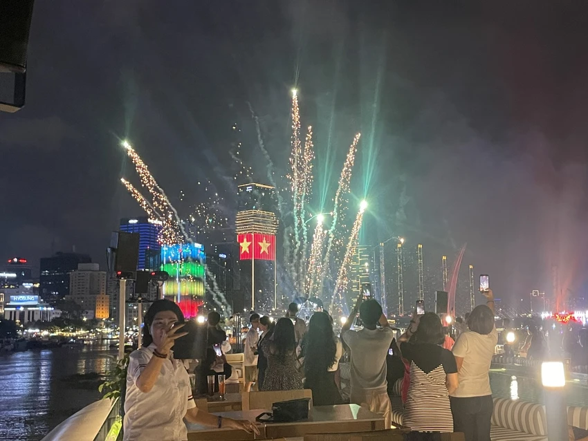ngắm-phao-hoa-2.jpg