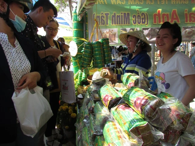 Hàng ngàn lượt người tham dự lễ hội bánh dân gian Nam Bộ ảnh 1 Hàng ngàn lượt người tham dự lễ hội bánh dân gian Nam Bộ ảnh 1
