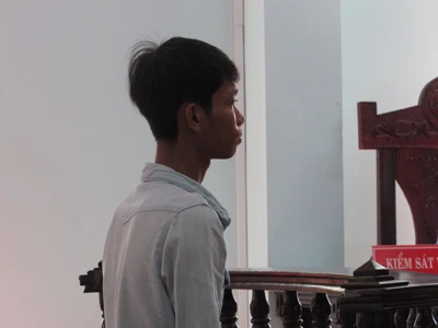 Một người cha đơn thân không biết cách bảo vệ con gái ảnh 1