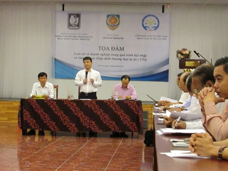TS Nguyễn Thanh Tú (Vụ Pháp luật dân sự - kinh tế, Bộ Tư Pháp) trình bày tại tọa đàm về các hiệp định tự do... Ảnh: N.NAM