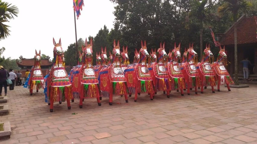 ngựa giấy trong sân đền nguyễn trãi