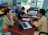 2 mẹ con bị xử phạt vì con nằm chạy xe máy, đăng Facebook