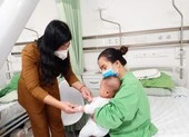 Thăm hỏi, động viên gia đình 18 bé bị tiêm nhầm vaccine COVID-19 