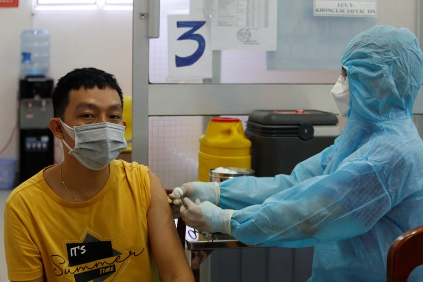 Người dân ở Cần Thơ tiêm chủng vaccine phòng COVID-19 trong năm 2021. Ảnh: NHẪN NAM Người dân ở Cần Thơ tiêm chủng vaccine phòng COVID-19 trong năm 2021. Ảnh: NHẪN NAM