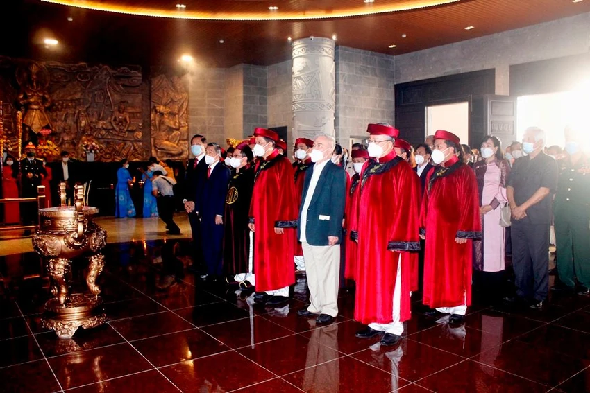 Lãnh đạo TP Cần Thơ cùng các cơ quan, ban ngành nghiêm cẩn chuẩn bị hành lễ dâng hương các Vua Hùng. Ảnh: NHẪN NAM Lãnh đạo TP Cần Thơ cùng các cơ quan, ban ngành nghiêm cẩn chuẩn bị hành lễ dâng hương các Vua Hùng. Ảnh: NHẪN NAM