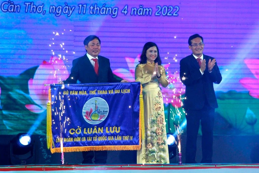 Tỉnh Tây Ninh nhận cờ luân lưu là địa phương đăng cai tổ chức Liên hoan Đờn ca tài tử quốc gia lần thứ IV. Ảnh: NHẪN NAM Tỉnh Tây Ninh nhận cờ luân lưu là địa phương đăng cai tổ chức Liên hoan Đờn ca tài tử quốc gia lần thứ IV. Ảnh: NHẪN NAM
