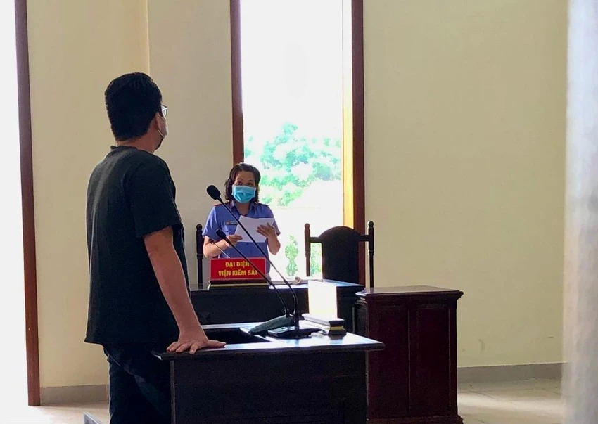 Bị cáo Simon nghe VKS đọc cáo trạng tại tòa ngày 14-4. Ảnh: NHẪN NAM