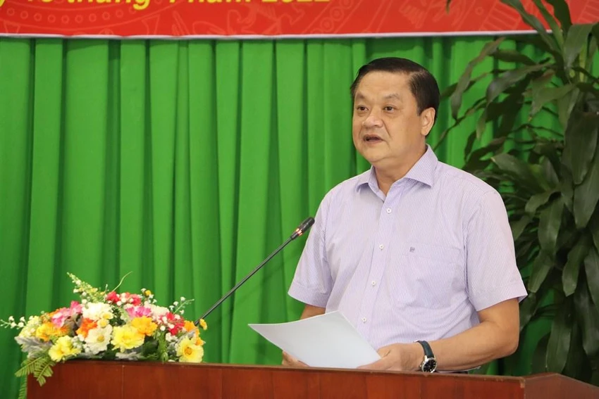 Phó Chủ tịch thường trực UBND TP Cần Thơ Dương Tấn Hiển thông tin ba dự án lớn của TP tại cuộc họp báo chiều 18-4. Ảnh: CHÂU ANH Phó Chủ tịch thường trực UBND TP Cần Thơ Dương Tấn Hiển thông tin ba dự án lớn của TP tại cuộc họp báo chiều 18-4. Ảnh: CHÂU ANH