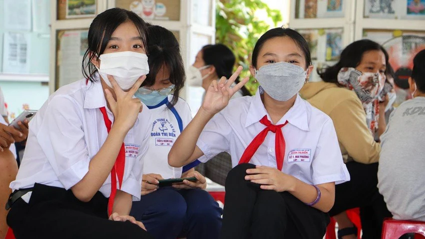Đôi bạn vui vẻ tạo kiểu chụp hình sau khi đã tiêm xong. Ảnh: CHÂU ANH Đôi bạn vui vẻ tạo kiểu chụp hình sau khi đã tiêm xong. Ảnh: CHÂU ANH