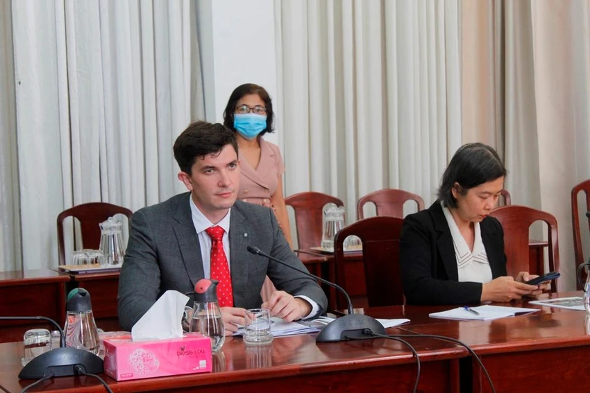 Ông Nestor Santos Franco, Tham tán Kinh tế - Thương mại, Đại sứ quán Tây Ban Nha tại Việt Nam làm việc tại Cần Thơ chiều 6-5. Ảnh: NHẪN NAM Ông Nestor Santos Franco, Tham tán Kinh tế - Thương mại, Đại sứ quán Tây Ban Nha tại Việt Nam làm việc tại Cần Thơ chiều 6-5. Ảnh: NHẪN NAM