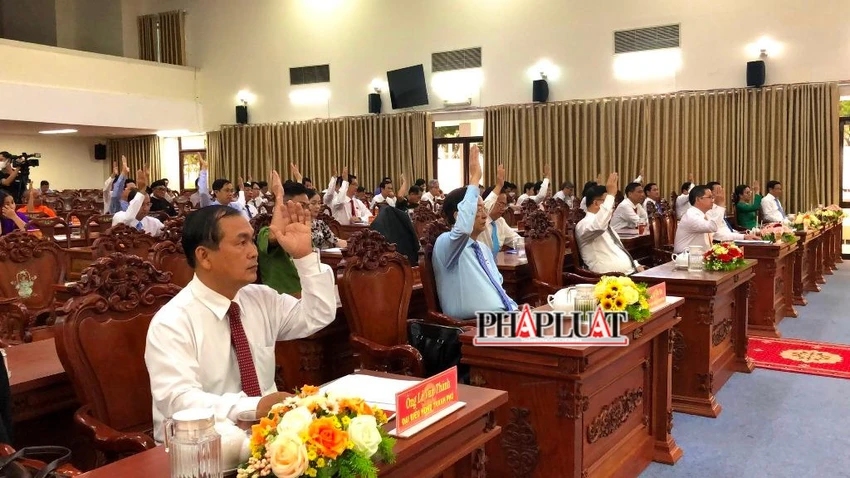 Đại biểu HĐND TP Cần Thơ biểu quyết thông qua việc bố trí vốn từ ngân sách địa phương cho cao tốc Châu Đốc - Cần Thơ - Sóc Trăng chiều 27-5. Ảnh: NHẪN NAM