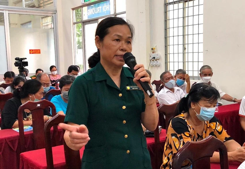 Cử tri Trần Thị Yến phát biểu. Ảnh: NHẪN NAM Cử tri Trần Thị Yến phát biểu. Ảnh: NHẪN NAM