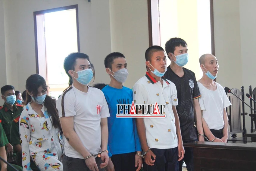 Các bị cáo nghe tòa đọc quyết định trả hồ sơ điều tra bổ sung chiều 9-6. Ảnh: NHẪN NAM