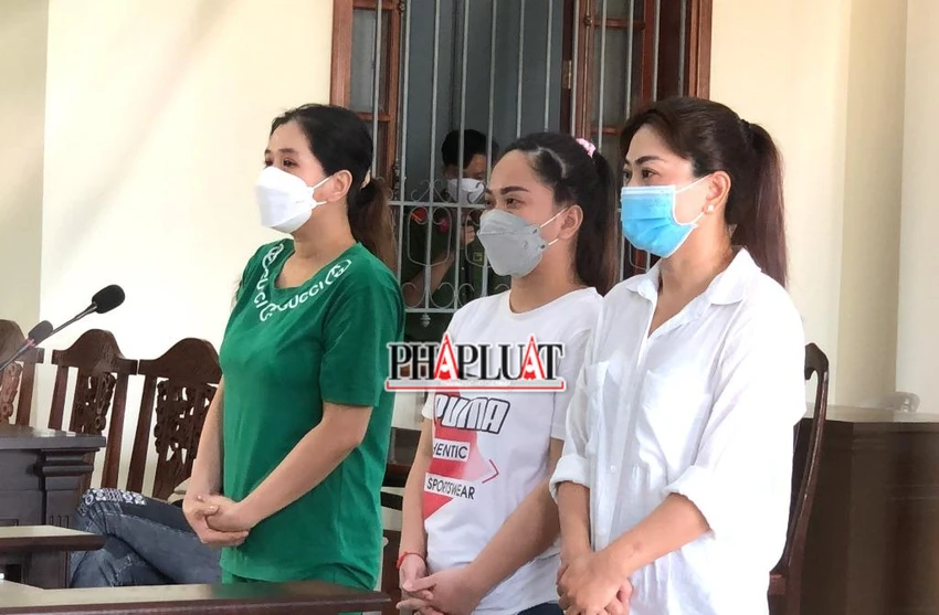 Từ phải qua trái, các bị cáo Tuyền, Châu và Ý tại tòa ngày 15-6. Ảnh: NHẪN NAM