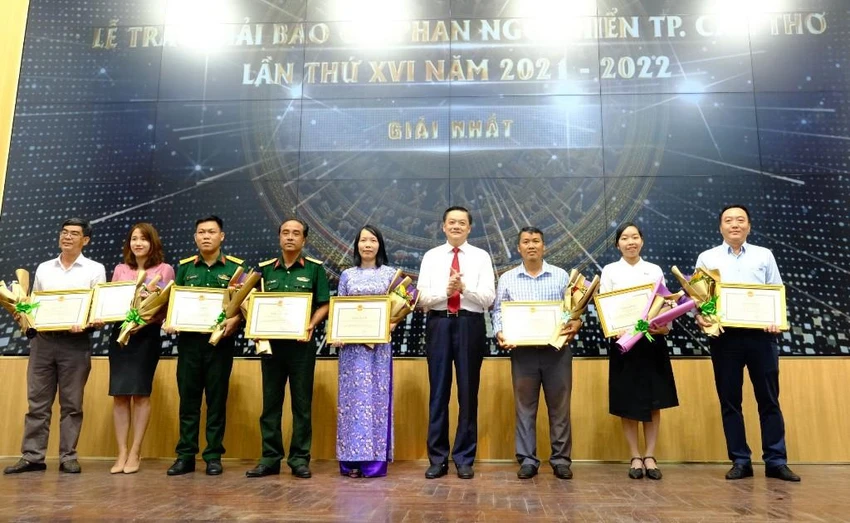 Phó Chủ tịch UBND TP Cần Thơ Dương Tấn Hiển trao giải nhất cho các tác giả có tác phẩm đạt giải. Ảnh: NHẪN NAM Phó Chủ tịch UBND TP Cần Thơ Dương Tấn Hiển trao giải nhất cho các tác giả có tác phẩm đạt giải. Ảnh: NHẪN NAM