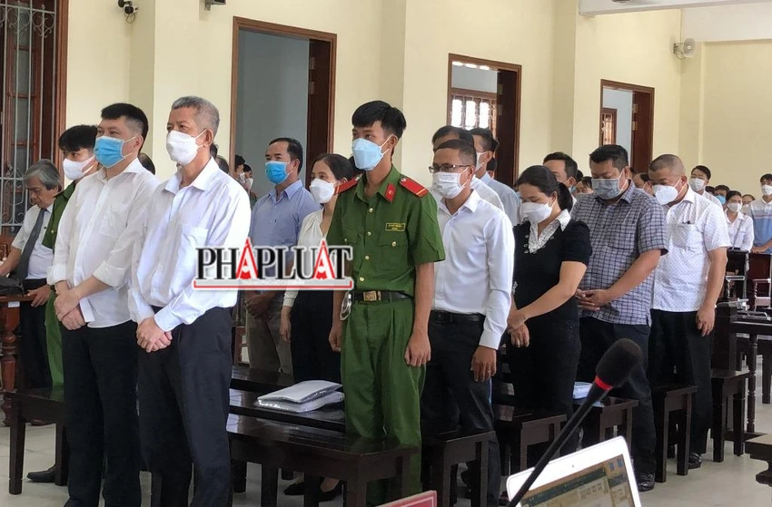 Bị cáo Nguyễn Minh Chuyển và Trần Anh Huy (hàng đầu) cùng các bị cáo khác tại tòa ngày 21-6. Ảnh: NHẪN NAM