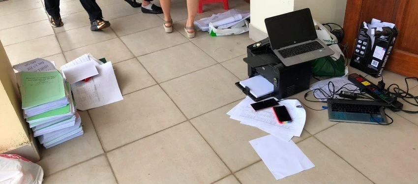 Phía ngân hàng mang cả máy in, hồ sơ vay để hỗ trợ người đại diện trả lời tòa về các hợp đồng vay trong vụ án. Ảnh: NHẪN NAM Phía ngân hàng mang cả máy in, hồ sơ vay để hỗ trợ người đại diện trả lời tòa về các hợp đồng vay trong vụ án. Ảnh: NHẪN NAM