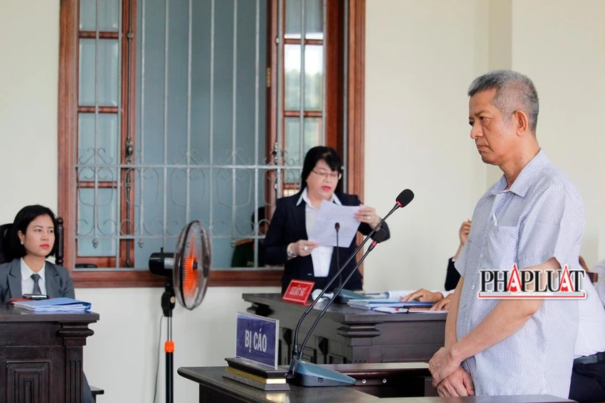 Bị cáo Nguyễn Minh Chuyển trả lời câu hỏi của luật sư tại tòa ngày 24-6. Ảnh: NHẪN NAM