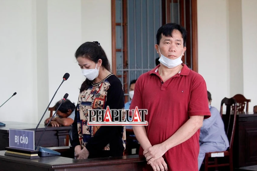 Hai vợ chồng bị cáo Tuyết và Nhân tại tòa ngày 28-6. Ảnh: NHẪN NAM Hai vợ chồng bị cáo Tuyết và Nhân tại tòa ngày 28-6. Ảnh: NHẪN NAM
