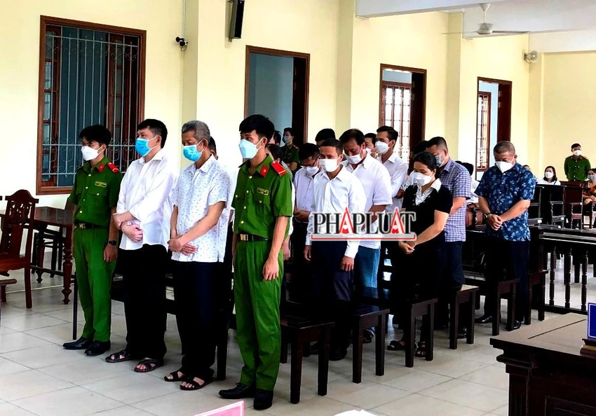Các bị cáo nghe tòa tuyên án ngày 1-7. Ảnh: NHẪN NAM Các bị cáo nghe tòa tuyên án ngày 1-7. Ảnh: NHẪN NAM