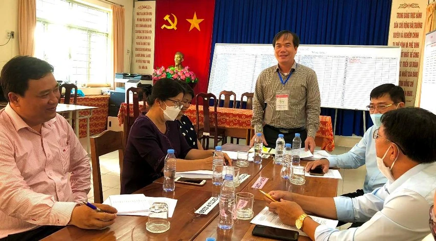 Phó Giám đốc Sở GD&ĐT Nguyễn Phúc Tăng phát biểu chỉ đạo khi dẫn đoàn đi kiểm tra tại điểm thi Trường THPT Bùi Hữu Nghĩa. Ảnh: NHẪN NAM Phó Giám đốc Sở GD&ĐT Nguyễn Phúc Tăng phát biểu chỉ đạo khi dẫn đoàn đi kiểm tra tại điểm thi Trường THPT Bùi Hữu Nghĩa. Ảnh: NHẪN NAM