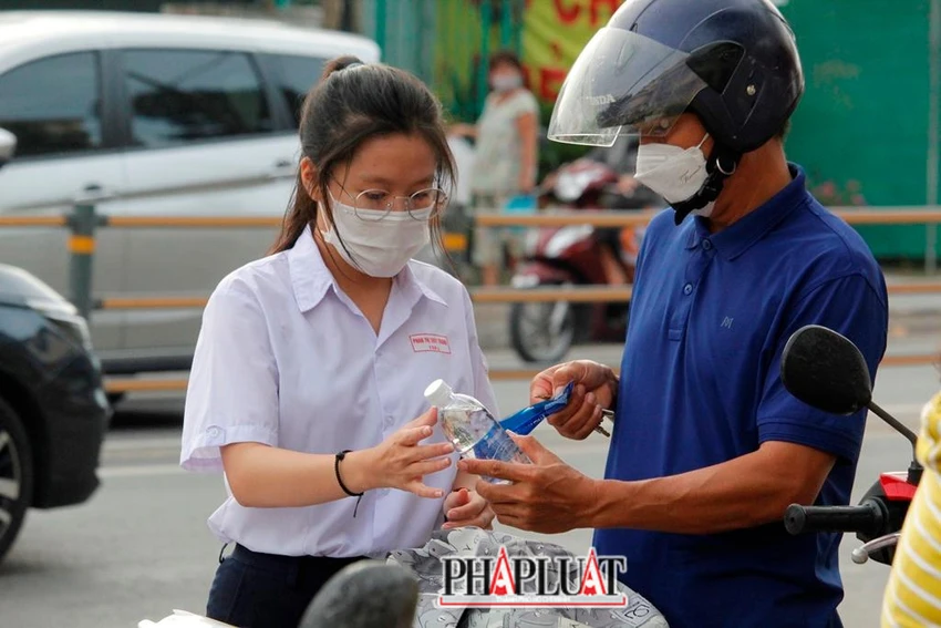 Còn vị phụ huynh này quan tâm đến con bằng cách khác, giúp con làm đúng quy định là tháo bỏ nhãn chai nước trước khi mang nó vào phòng thi. Ảnh: NHẪN NAM Còn vị phụ huynh này quan tâm đến con bằng cách khác, giúp con làm đúng quy định là tháo bỏ nhãn chai nước trước khi mang nó vào phòng thi. Ảnh: NHẪN NAM
