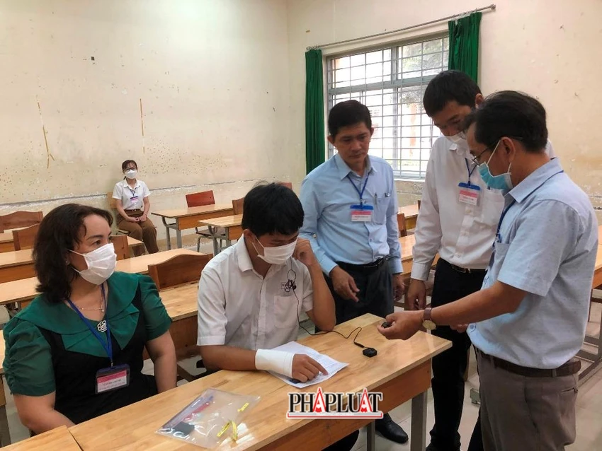 Hướng dẫn cán bộ coi thi cách thức vận hành máy ghi âm để TS làm bài. Ảnh: NHẪN NAM Hướng dẫn cán bộ coi thi cách thức vận hành máy ghi âm để TS làm bài. Ảnh: NHẪN NAM