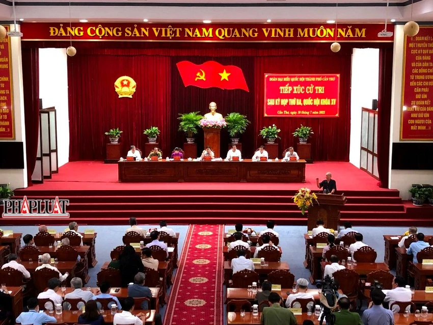 Quang cảnh buổi tiếp xúc cử tri của Đoàn ĐBQH TP Cần Thơ ngày 10-7. Ảnh: NHẪN NAM