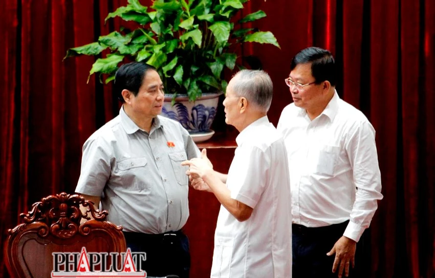 Thủ tướng gặp gỡ, lắng nghe ý kiến cử tri Cần Thơ trong giờ giải lao. Ảnh: NHẪN NAM