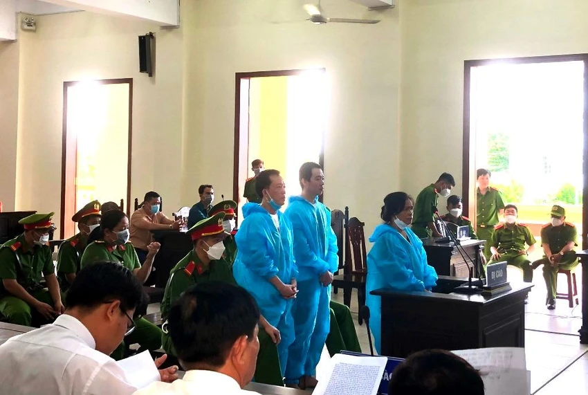 Ba bị cáo Dư Quốc Cường, Nguyễn Thanh Hải và Nguyễn Thanh Phượng tại tòa ngày 9-8. Ảnh: NHẪN NAM