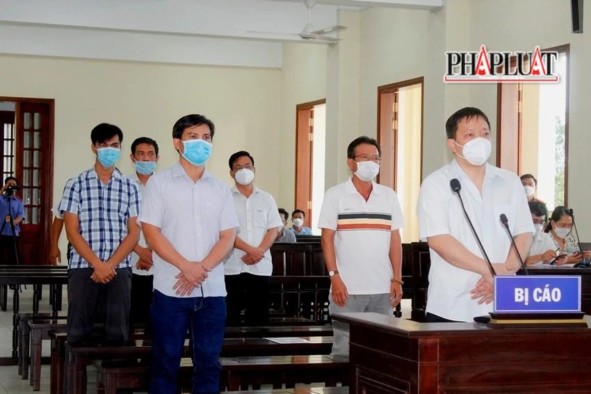 Ngày 7-1-2022, TAND TP Cần Thơ xử sơ thẩm đã tuyên cả sáu bị cáo không phạm tội. Ảnh: NHẪN NAM Ngày 7-1-2022, TAND TP Cần Thơ xử sơ thẩm đã tuyên cả sáu bị cáo không phạm tội. Ảnh: NHẪN NAM