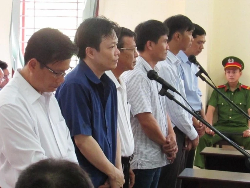 Các bị cáo tại tòa ngày 18-4-2018. Sau tám ngày xử, tòa đã quyết định trả hồ sơ điều tra bổ sung. Ảnh: NHẪN NAM Các bị cáo tại tòa ngày 18-4-2018. Sau tám ngày xử, tòa đã quyết định trả hồ sơ điều tra bổ sung. Ảnh: NHẪN NAM