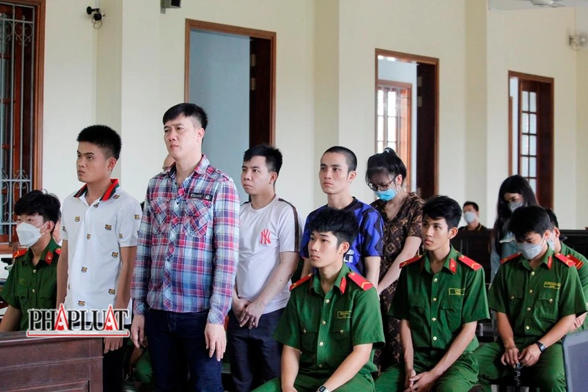 Các bị cáo (đứng) tại tòa ngày 23-8. Ảnh: NHẪN NAM