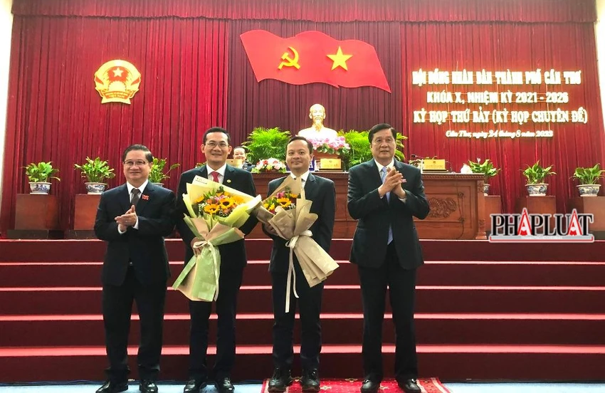 Lãnh đạo HĐND và UBND TP Cần Thơ chúc mừng hai ủy viên UBND TP vừa được bầu tại kỳ họp. Ảnh: NHẪN NAM