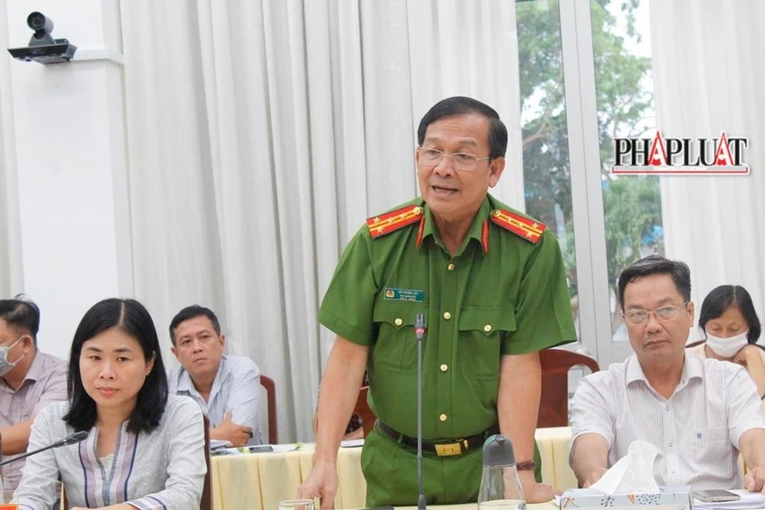 Đại tá Hồ Trung Lập thông tin về xác minh kiến nghị khởi tố hai vụ từ cơ quan Thanh tra tại buổi họp báo. Ảnh: NHẪN NAM Đại tá Hồ Trung Lập thông tin về xác minh kiến nghị khởi tố hai vụ từ cơ quan Thanh tra tại buổi họp báo. Ảnh: NHẪN NAM