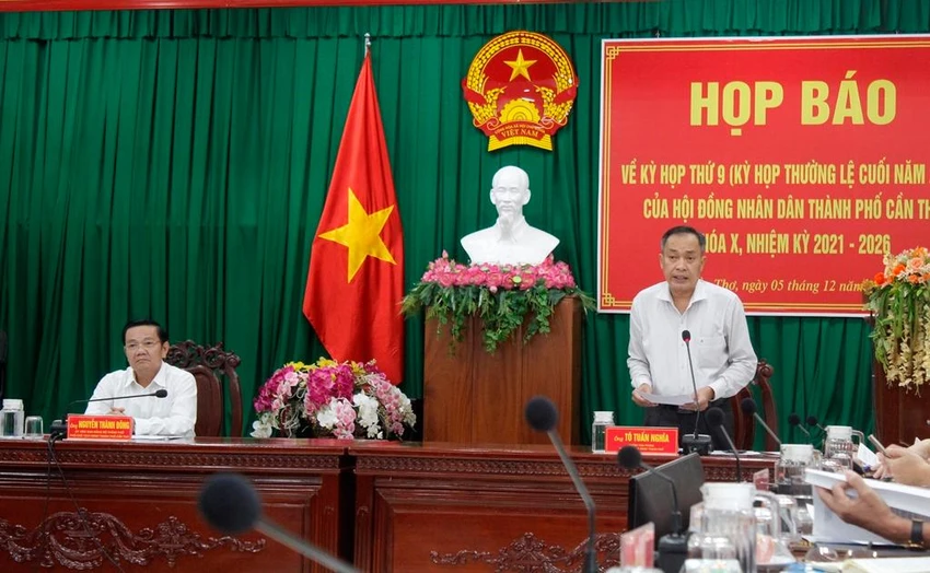 Ông Tô Tuấn Nghĩa – Chánh Văn phòng Đoàn ĐBQH và HĐND TP Cần Thơ thông tin về nội dung kỳ họp thứ 9. Ảnh: NHẪN NAM Ông Tô Tuấn Nghĩa – Chánh Văn phòng Đoàn ĐBQH và HĐND TP Cần Thơ thông tin về nội dung kỳ họp thứ 9. Ảnh: NHẪN NAM