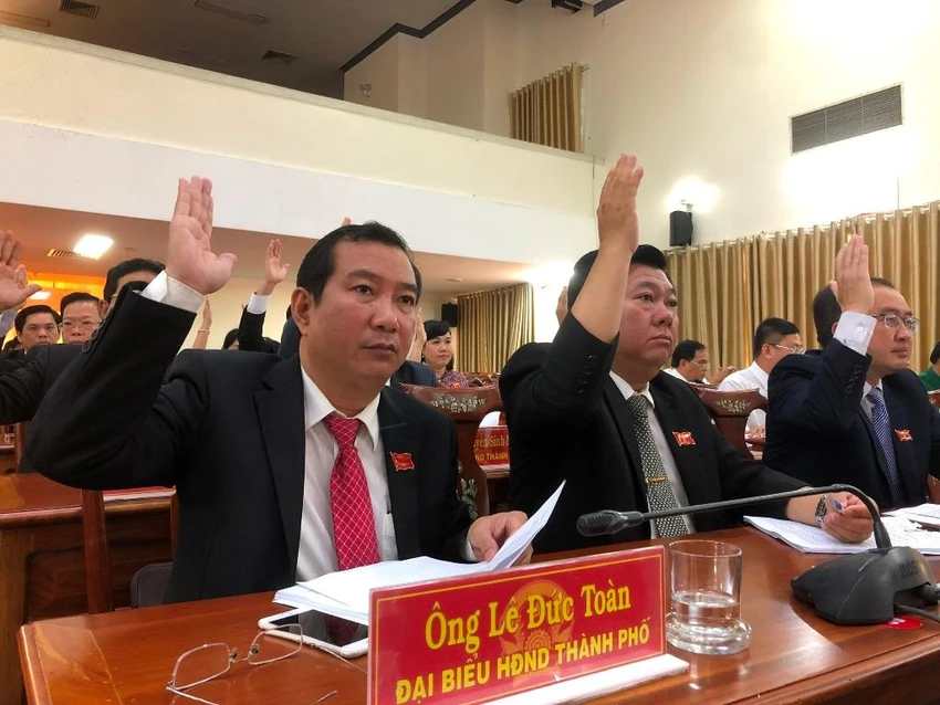Các đại biểu HĐND TP Cần Thơ biểu quyết thông qua nghị quyết tại kỳ họp thứ 9, chiều 9-12. Ảnh: NHẪN NAM Các đại biểu HĐND TP Cần Thơ biểu quyết thông qua nghị quyết tại kỳ họp thứ 9, chiều 9-12. Ảnh: NHẪN NAM