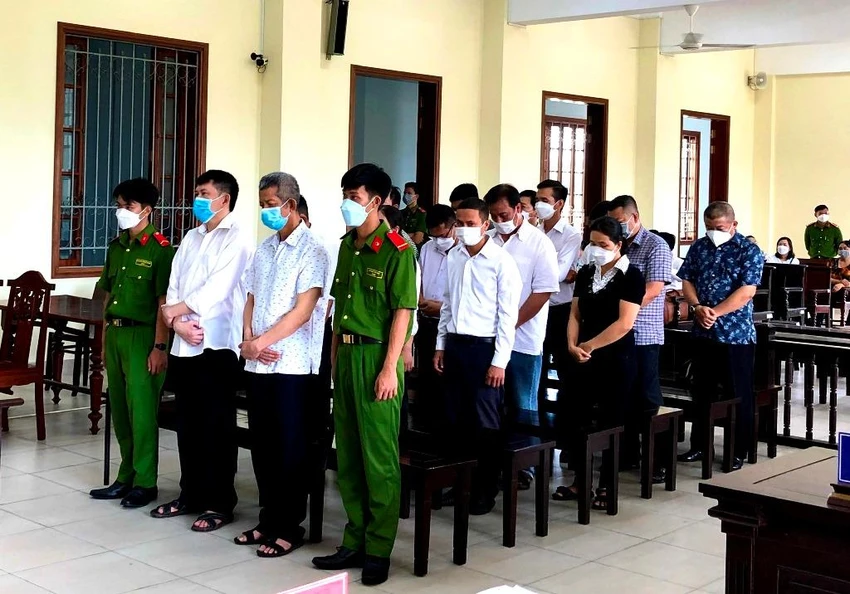 Các bị cáo nghe tòa sơ thẩm tuyên án ngày 1-7-2022. Ảnh: NHẪN NAM