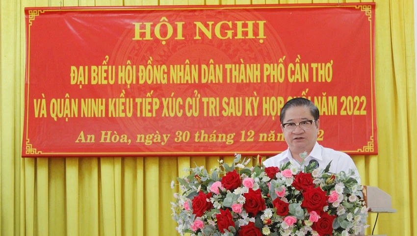 Ông Trần Việt Trường, Chủ tịch UBND TP Cần Thơ thông tin đến cử tri một số tình hình kinh tế xã hội của TP. Ảnh: NHẪN NAM Ông Trần Việt Trường, Chủ tịch UBND TP Cần Thơ thông tin đến cử tri một số tình hình kinh tế xã hội của TP. Ảnh: NHẪN NAM