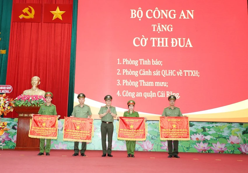 Nhiều đơn vị thuộc Công an TP Cần Thơ được Bộ Công an tặng Cờ thi đua. Ảnh: CTV Nhiều đơn vị thuộc Công an TP Cần Thơ được Bộ Công an tặng Cờ thi đua. Ảnh: CTV