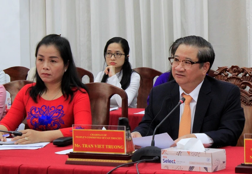 Chủ tịch UBND TP Cần Thơ Trần Việt Trường tại buổi làm việc với USAID ngày 9-3. Ảnh: NHẪN NAM
