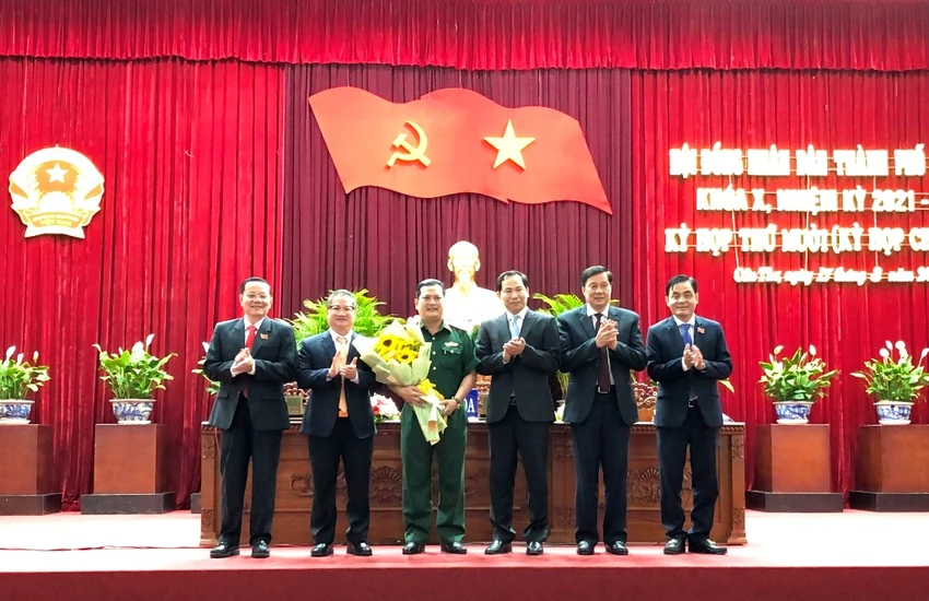 Đại tá Chiêm Thống Nhất thôi nhiệm Ủy viên UBND TP Cần Thơ. Ảnh: NHẪN NAM Đại tá Chiêm Thống Nhất thôi nhiệm Ủy viên UBND TP Cần Thơ. Ảnh: NHẪN NAM
