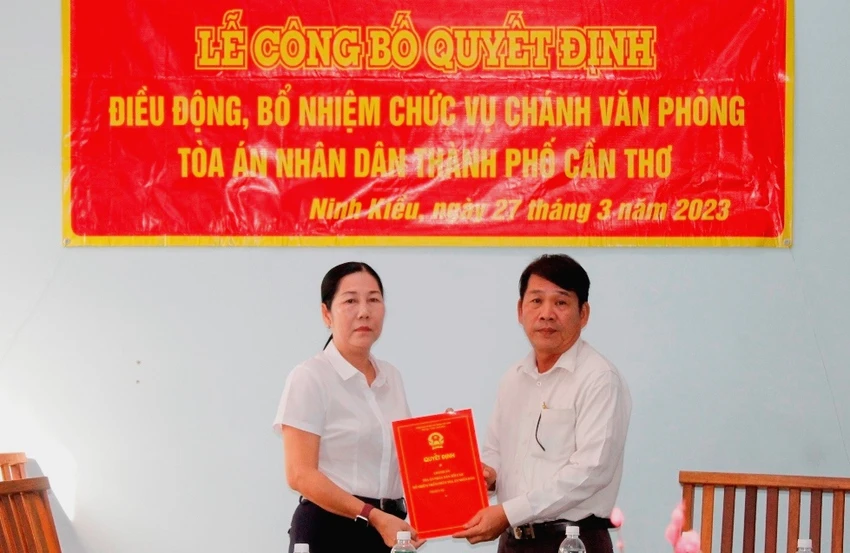 Trao quyết định điều động nguyên chánh án tòa Ninh Kiều Trao quyết định điều động nguyên chánh án tòa Ninh Kiều
